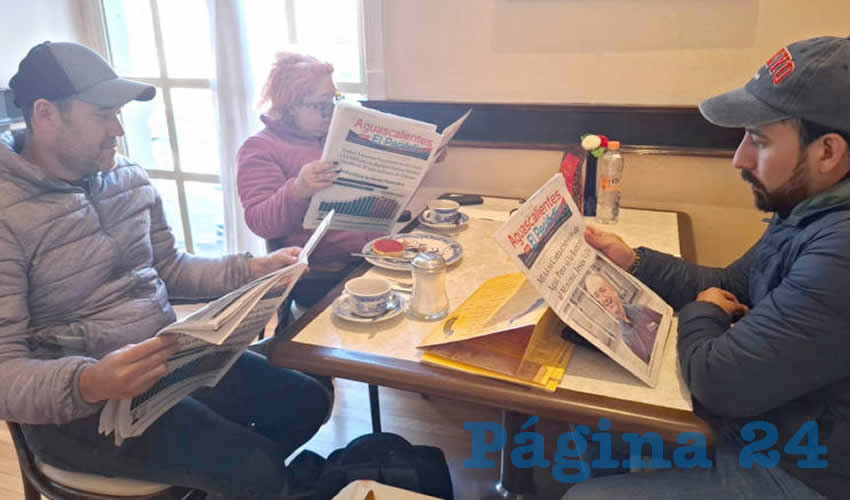 Grupo de personas desayunando.