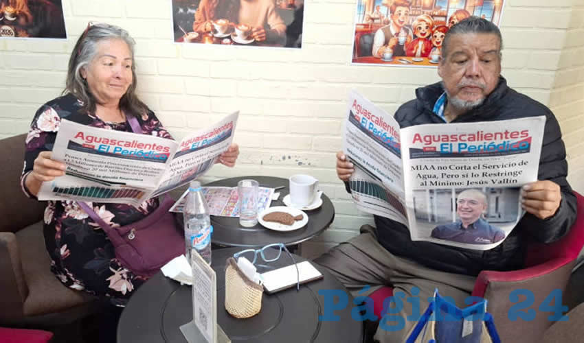 Grupo de personas desayunando.