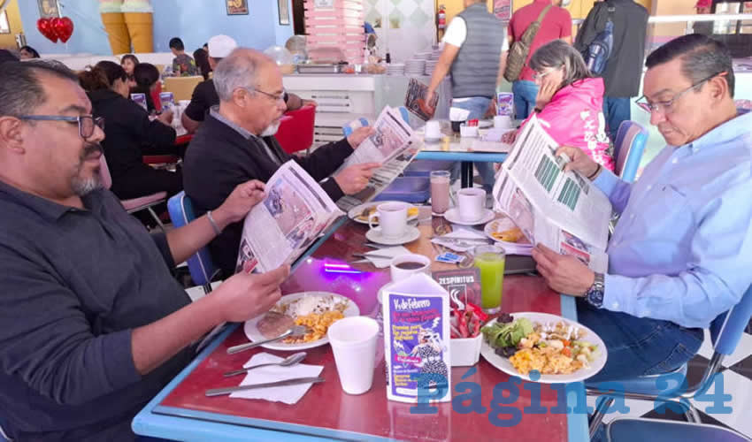 Grupo de personas desayunando.