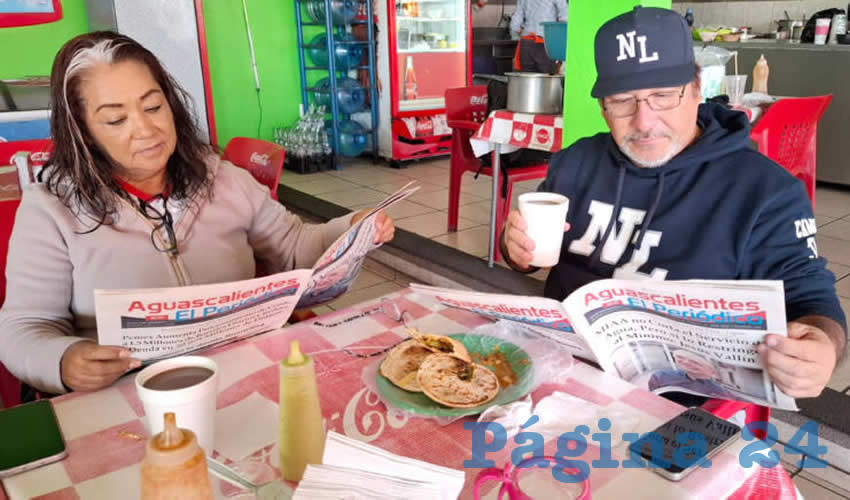 Grupo de personas desayunando.