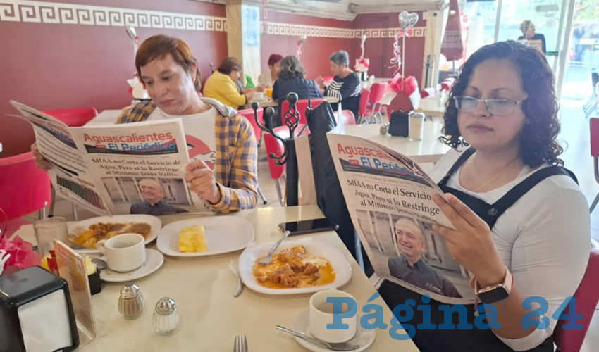 Grupo de personas desayunando.