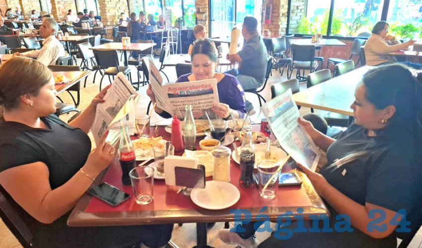 Grupo de personas desayunando.