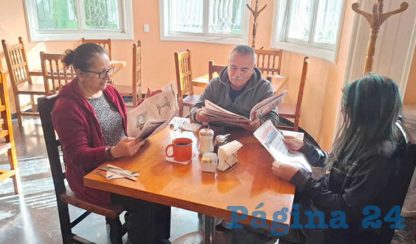 Grupo de personas desayunando.