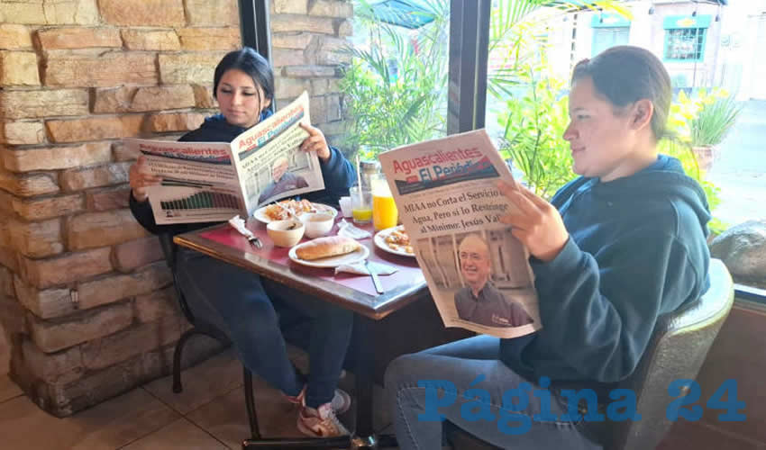 Grupo de personas desayunando.