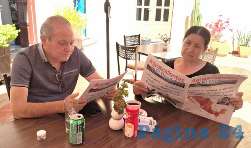 Grupo de personas desayunando.