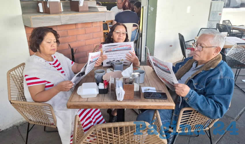 Grupo de personas desayunando.