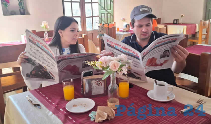 Grupo de personas desayunando.