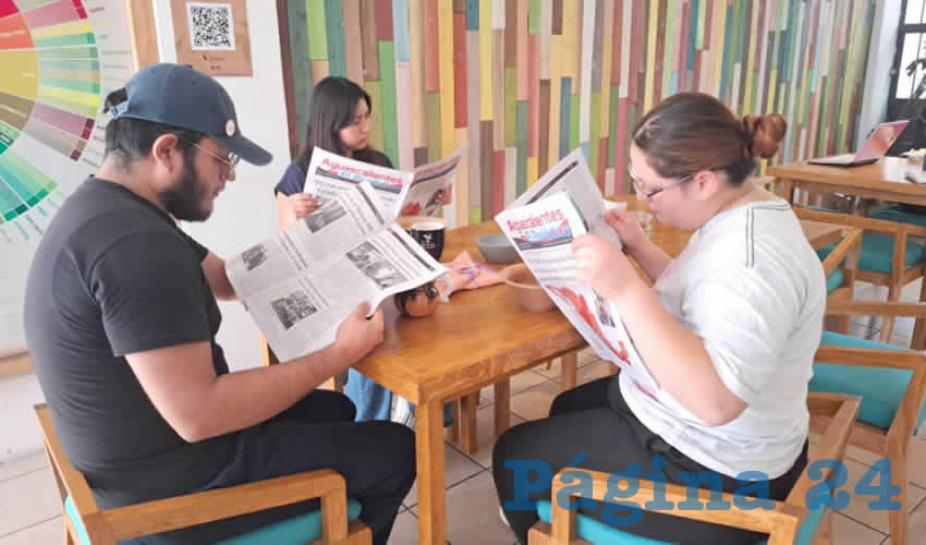 Grupo de personas desayunando.