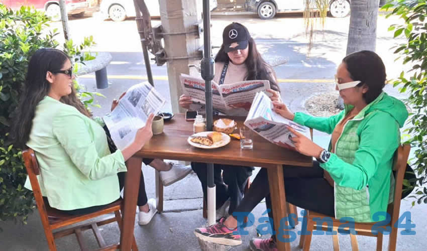 Grupo de personas desayunando.