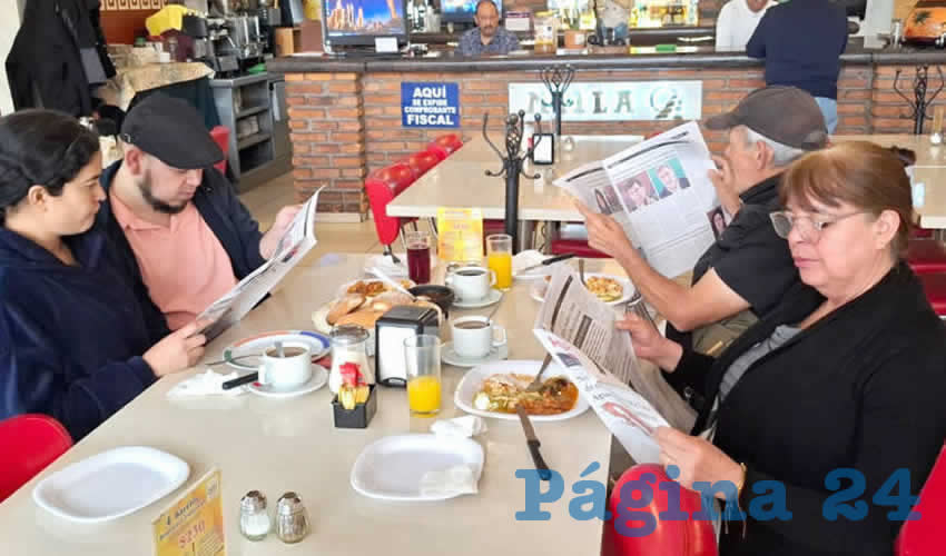 Grupo de personas desayunando.