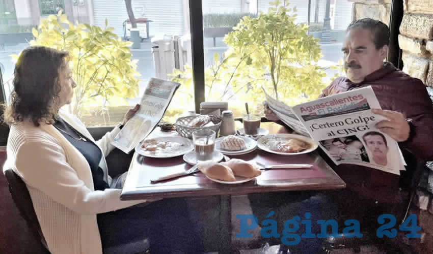 Grupo de personas desayunando.