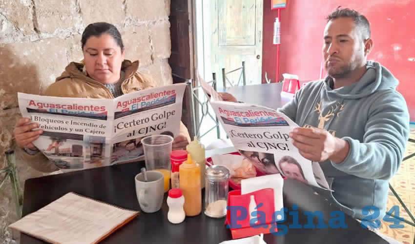 Grupo de personas desayunando.