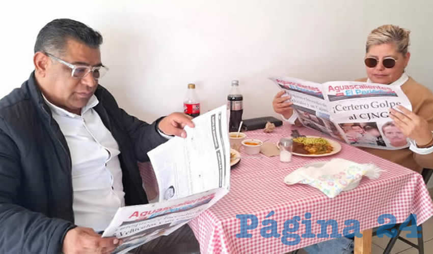 Grupo de personas desayunando.