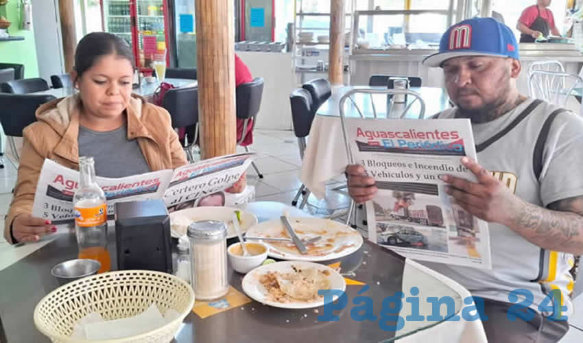 Grupo de personas desayunando.
