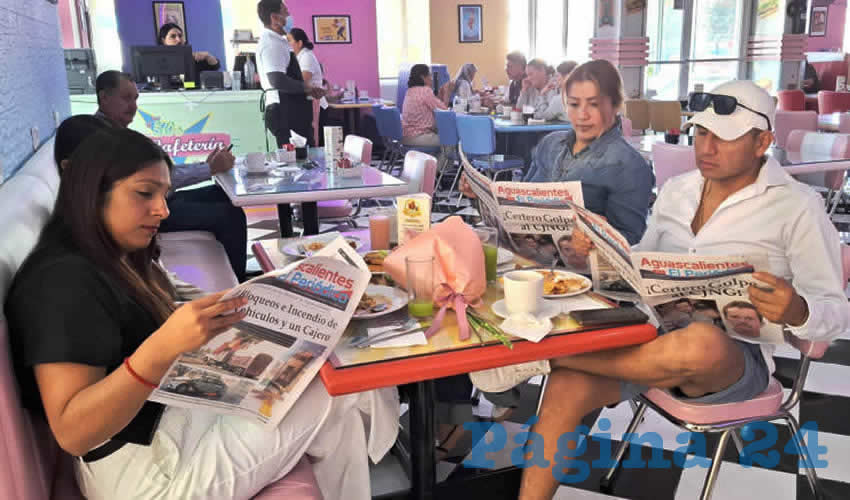 Grupo de personas desayunando.