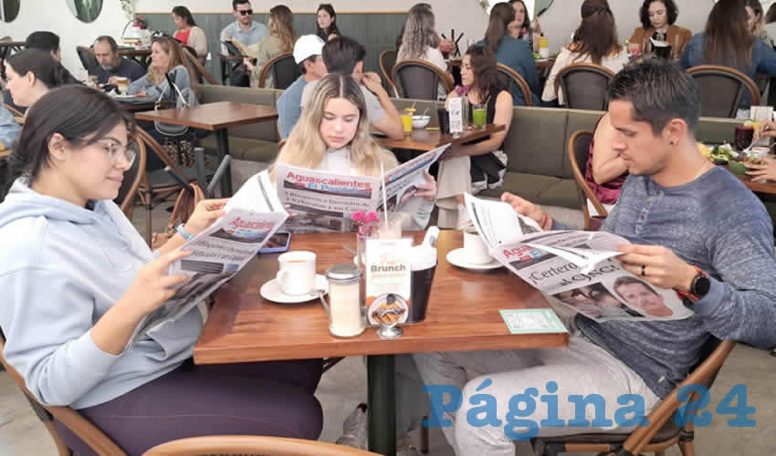 Grupo de personas desayunando.