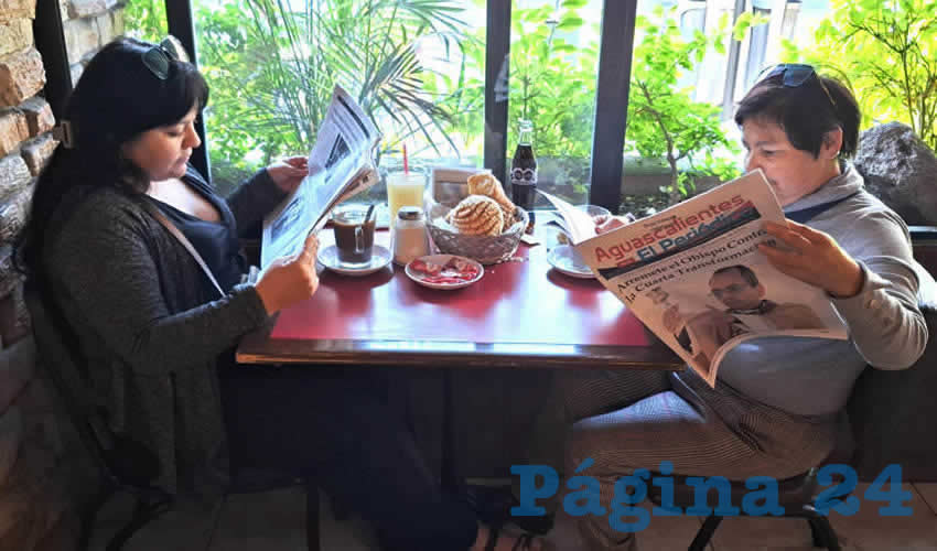 Grupo de personas desayunando.