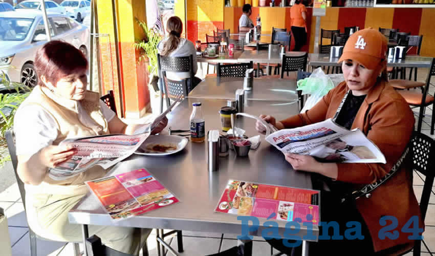 Grupo de personas desayunando.