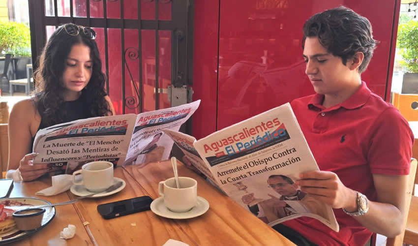 Grupo de personas desayunando.