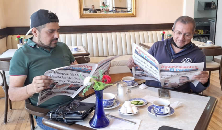 Grupo de personas desayunando.