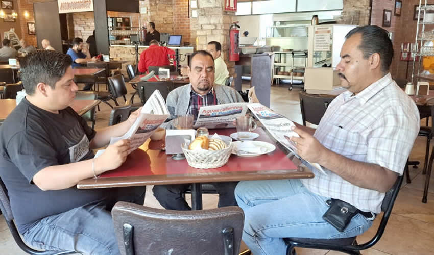 Grupo de personas desayunando.