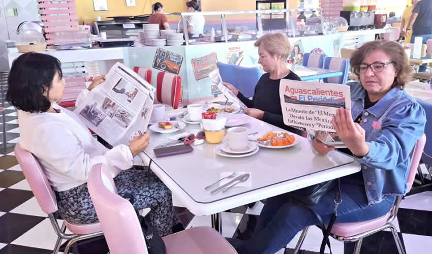 Grupo de personas desayunando.