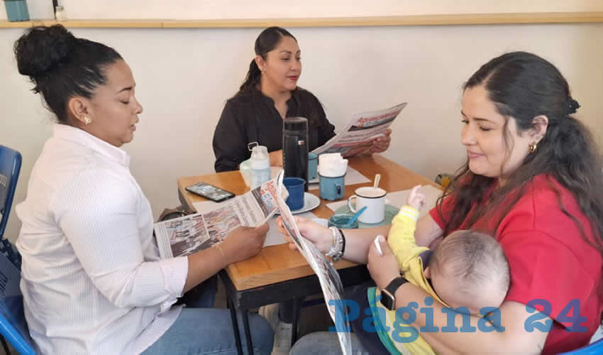 Grupo de personas desayunando.