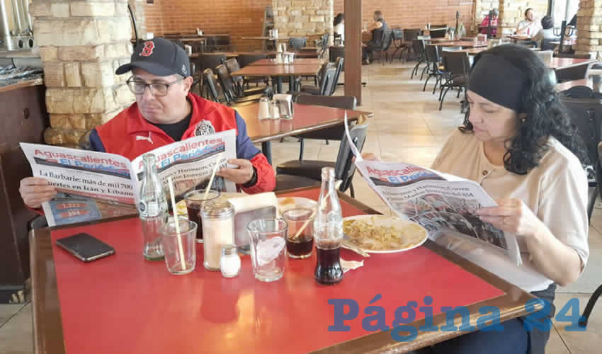 Grupo de personas desayunando.