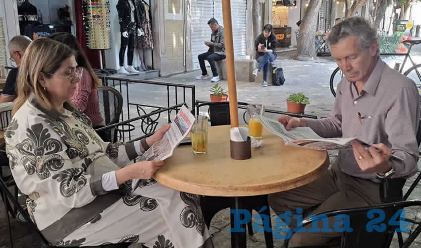 Grupo de personas desayunando.