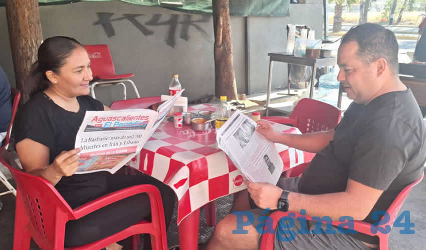 Grupo de personas desayunando.