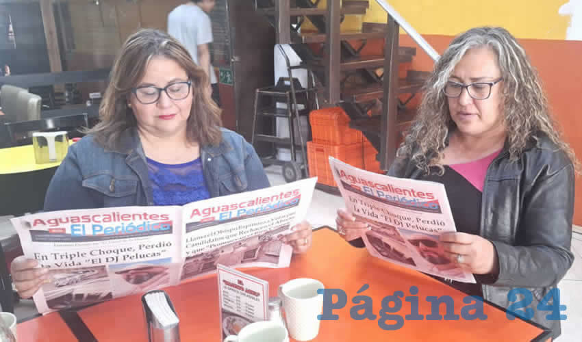 Grupo de personas desayunando.