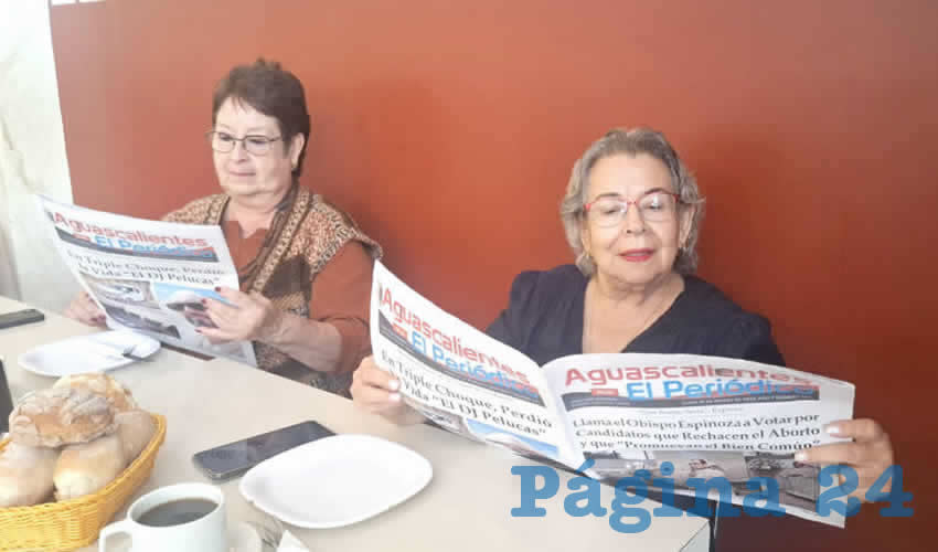 Grupo de personas desayunando.