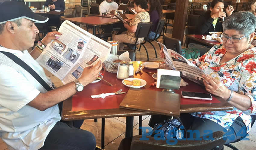 Grupo de personas desayunando.