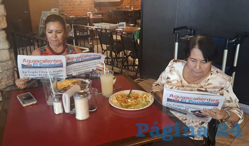 Grupo de personas desayunando.