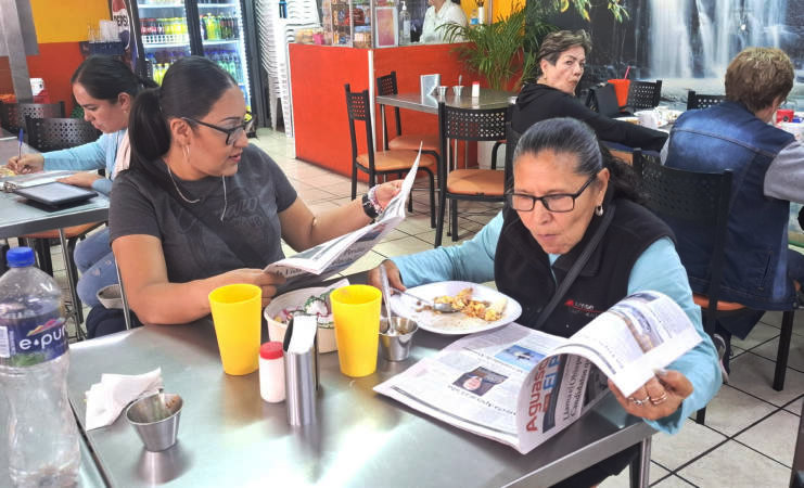 Grupo de personas desayunando.