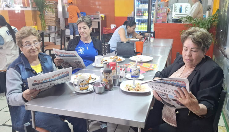 Grupo de personas desayunando.