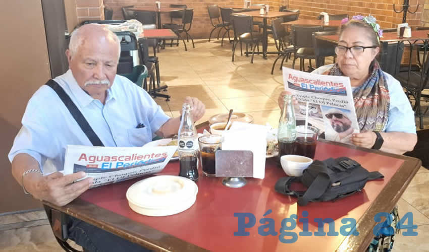 Grupo de personas desayunando.