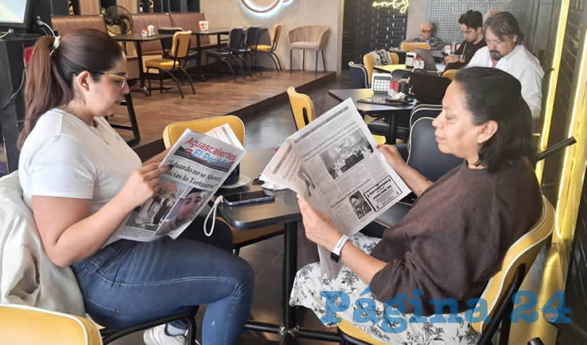 Grupo de personas desayunando.