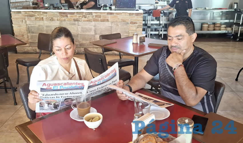 Grupo de personas desayunando.