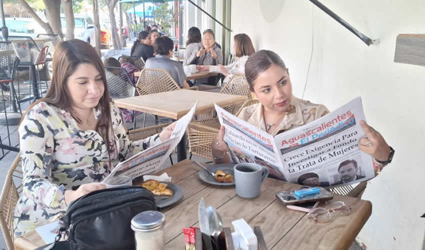 Grupo de personas desayunando.