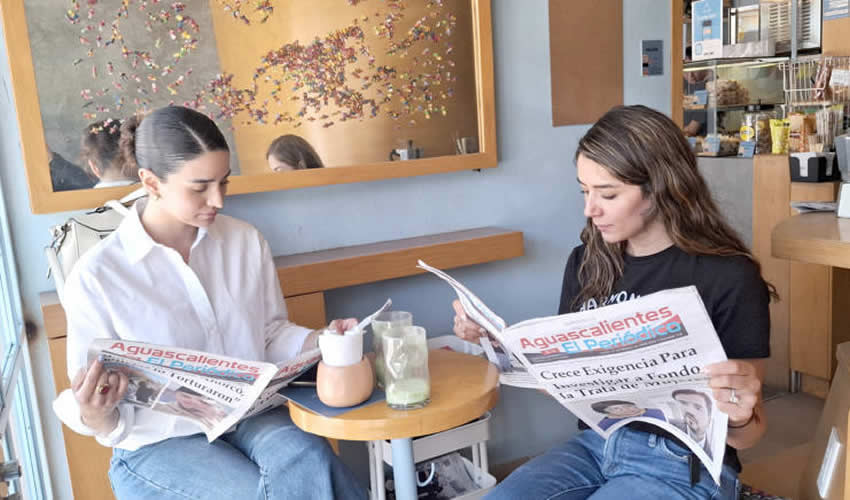 Grupo de personas desayunando.