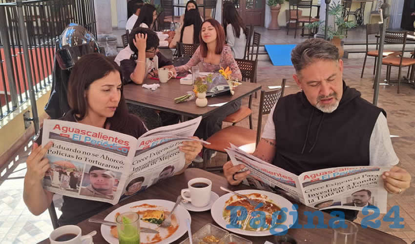 Grupo de personas desayunando.