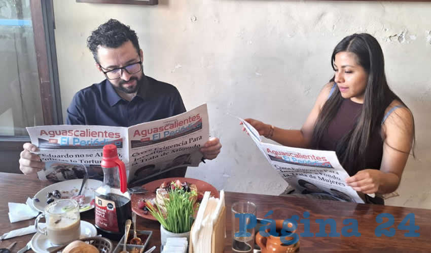 Grupo de personas desayunando.