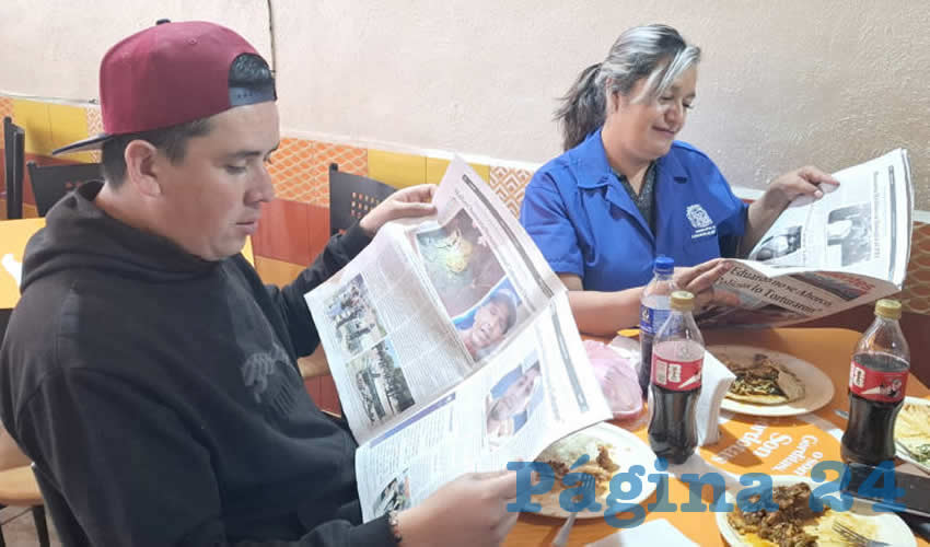 Grupo de personas desayunando.