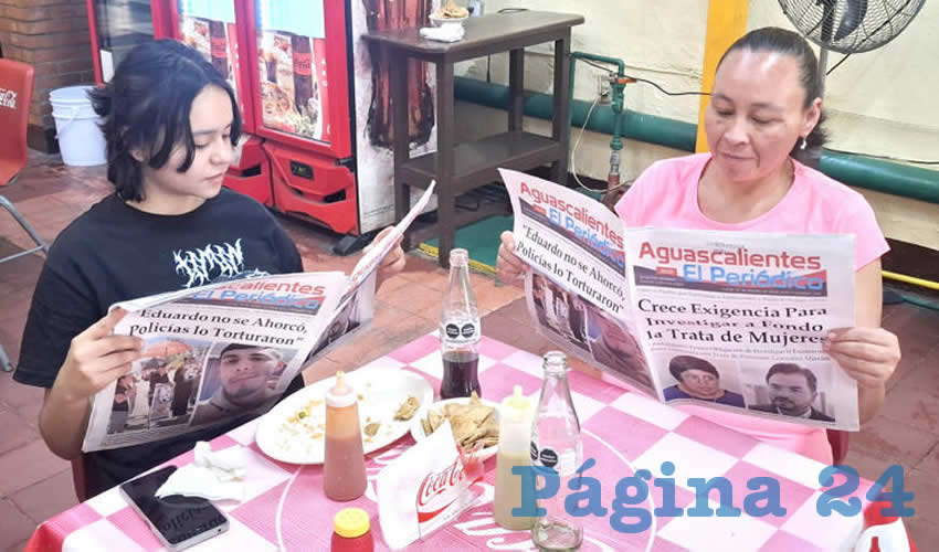 Grupo de personas desayunando.