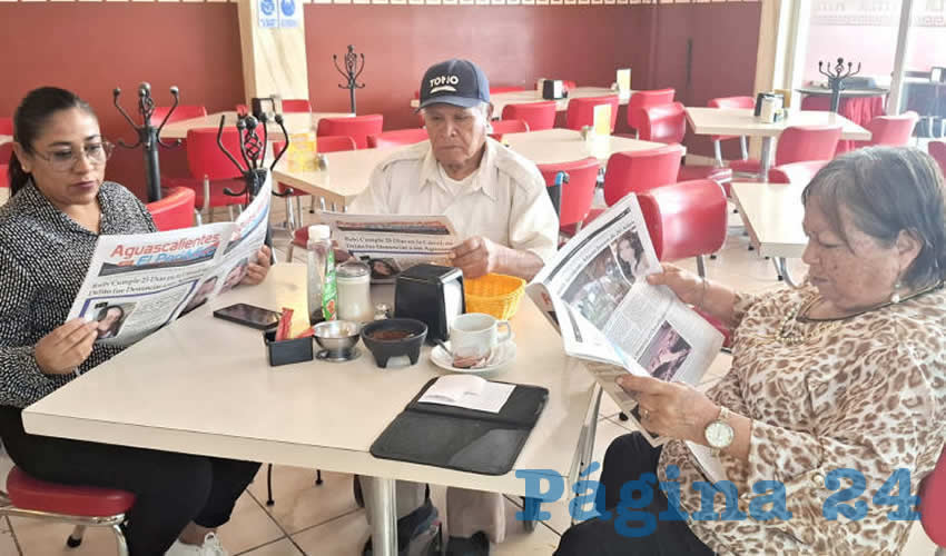 Grupo de personas desayunando.