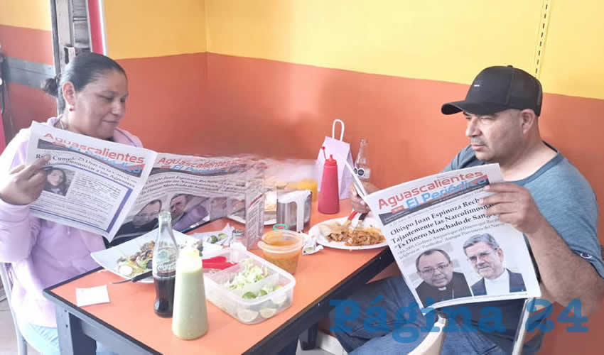 Grupo de personas desayunando.