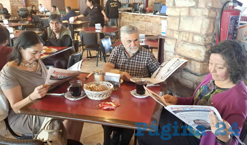 Grupo de personas desayunando.