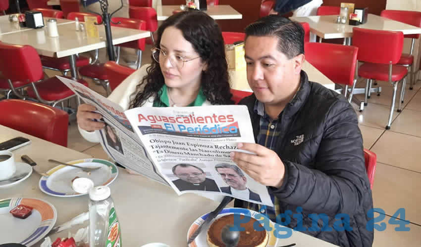 Grupo de personas desayunando.