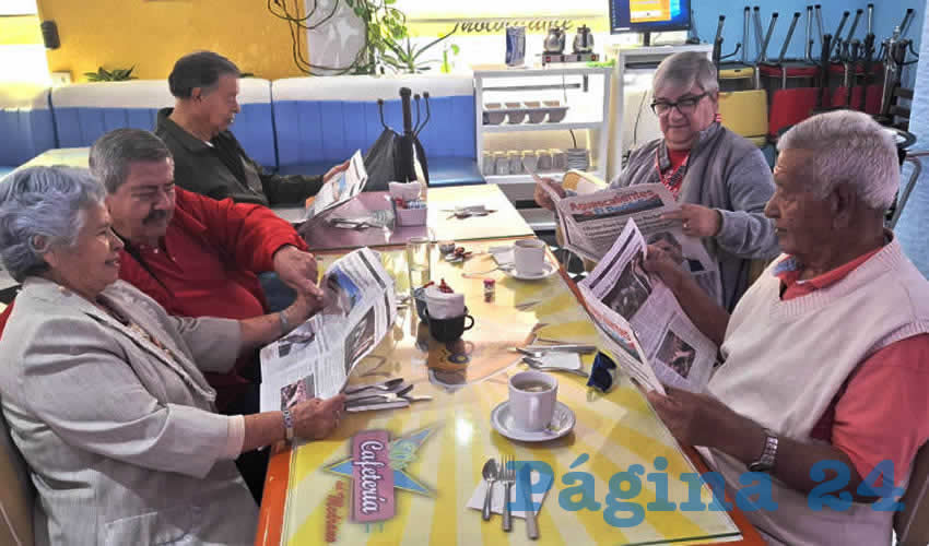 Grupo de personas desayunando.